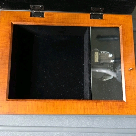 Hummingbirds Musical Jewelry Box Plays Wind Beneath My Wings - Picture 2 of 5